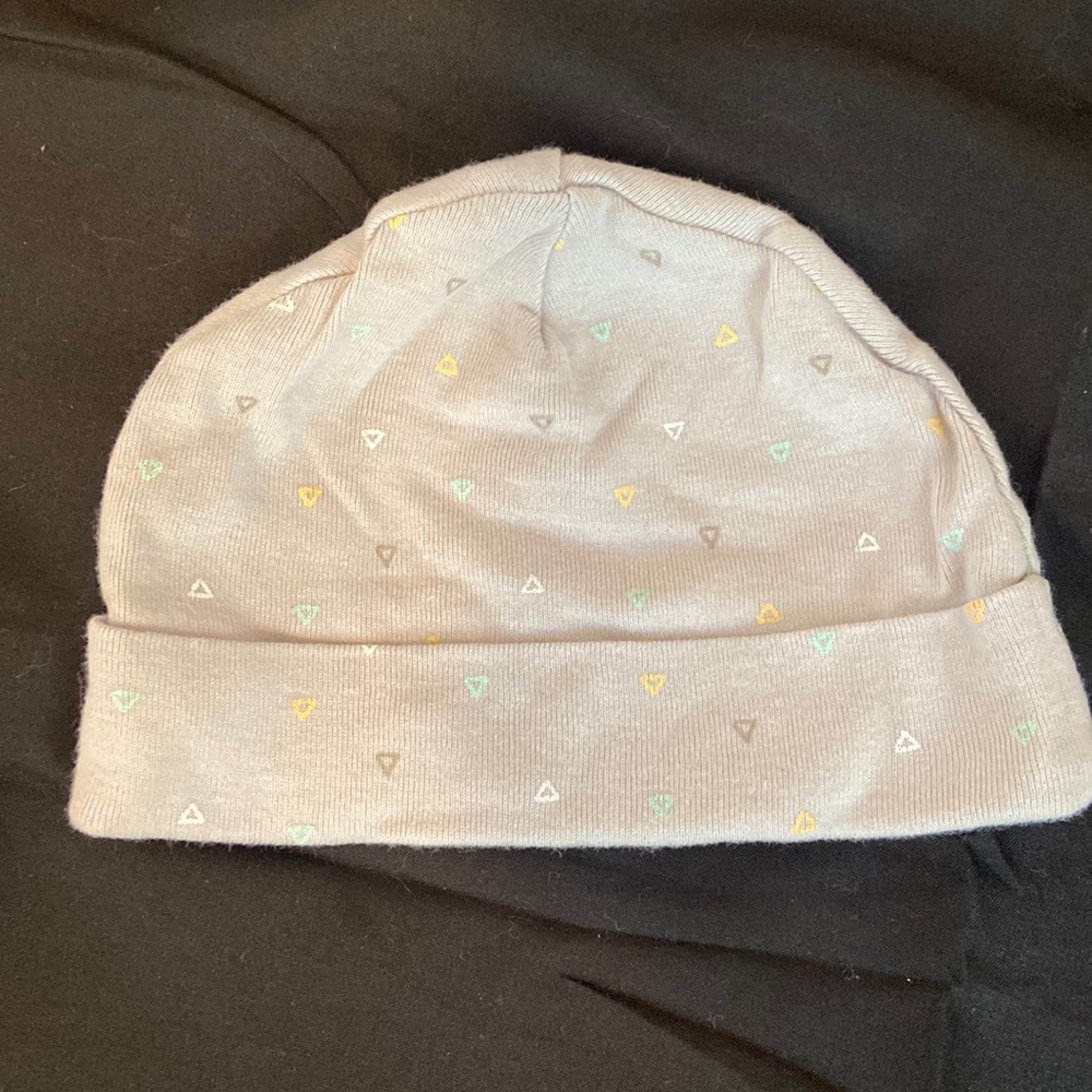 Design bonnet with triangular print